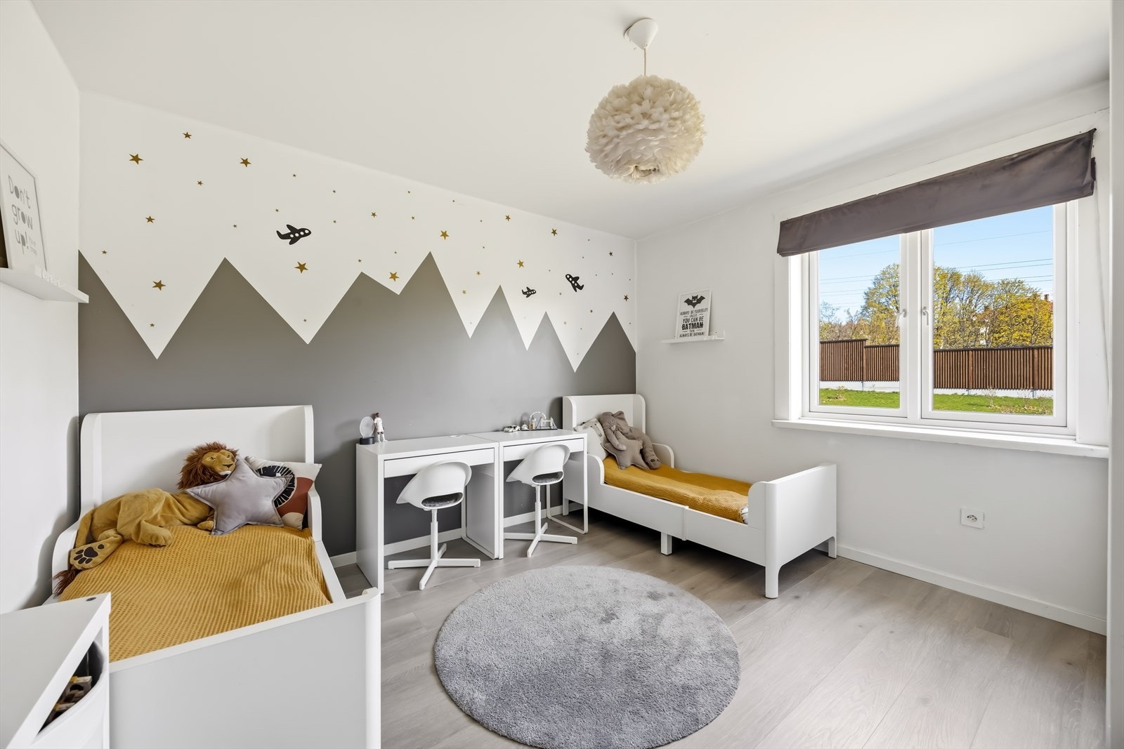Romslig og fleksibelt soverom med god plass til både seng og skrivepult - perfekt som barnerom eller gjesterom. Galleribilde