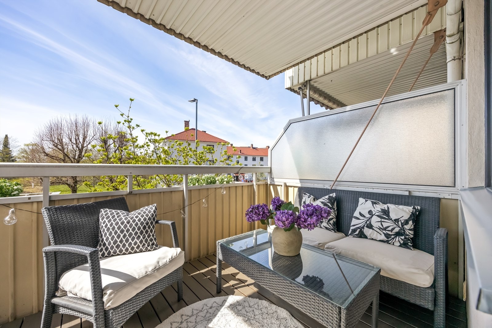 Balkongen byr på gode solforhold og plass til sittegruppe - perfekt for både avslapning og hyggelige sammenkomster. Galleribilde