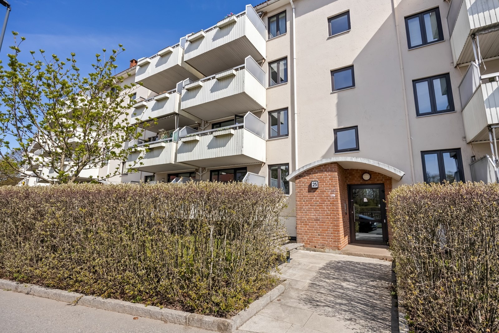 Leiligheten ligger i et veletablert og rolig borettslag med grønne fellesområder og hyggelige utearealer - sentralt plassert på Teisen med kort vei til både byliv og marka. Galleribilde