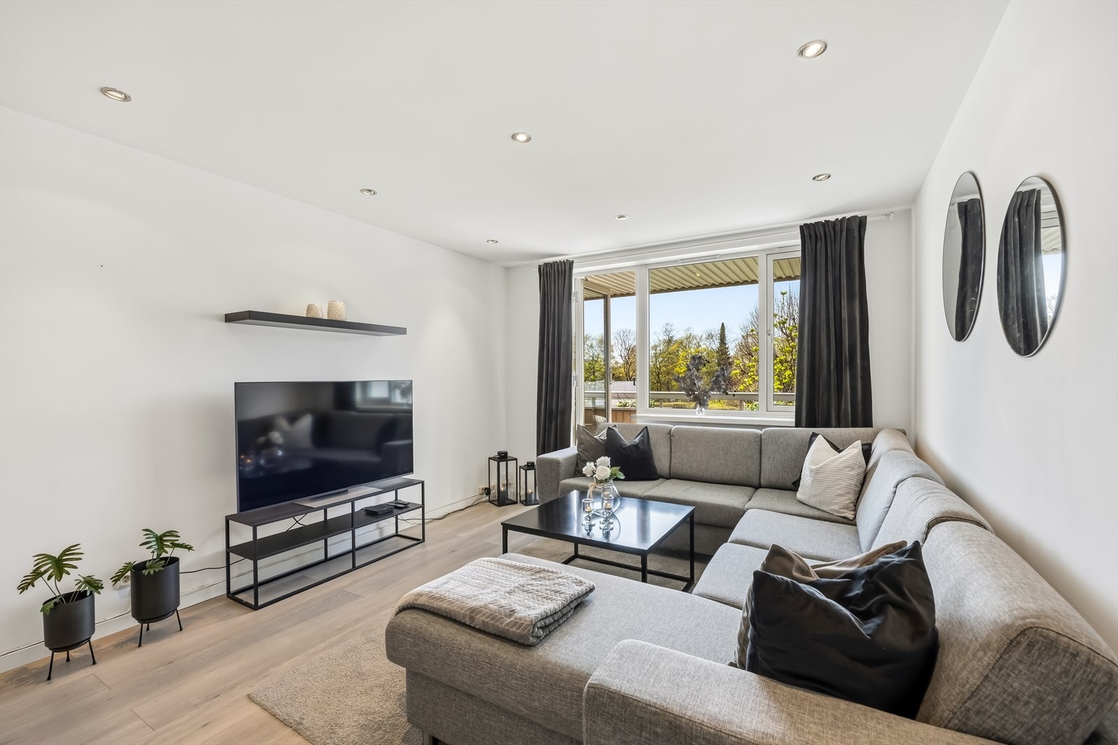 Romslig stue med gode møbleringsmuligheter og plass til både sofagruppe og spiseområde - perfekt for både hverdag og sosiale sammenkomster. Galleribilde