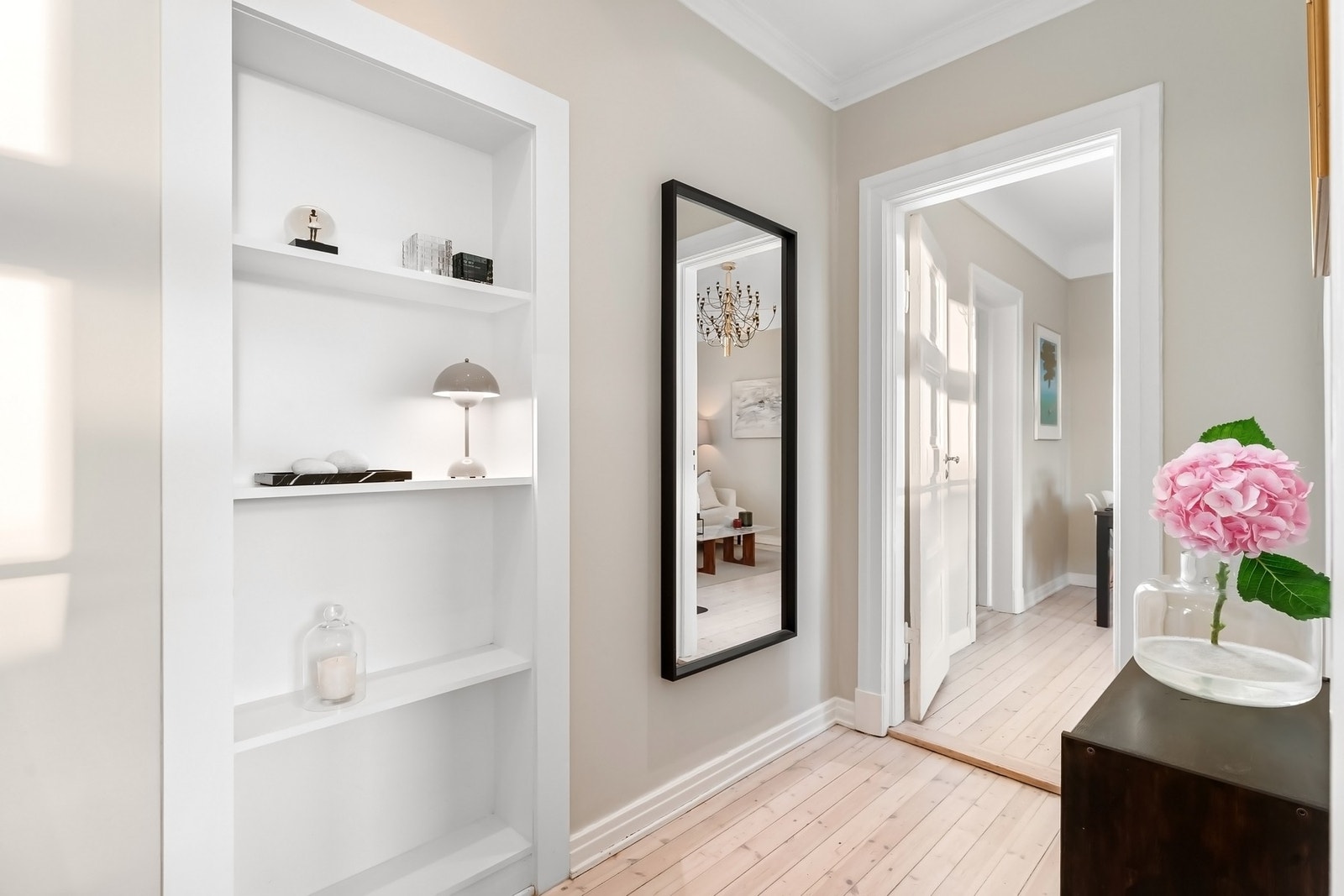 Innbydende entré med plass til oppheng av yttertøy og oppbevaring av sko Galleribilde