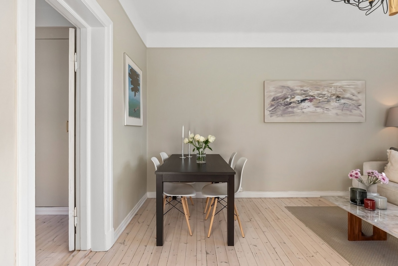 Dette er et svært sosialt rom, perfekt for hyggelige kvelder med venner og familie Galleribilde