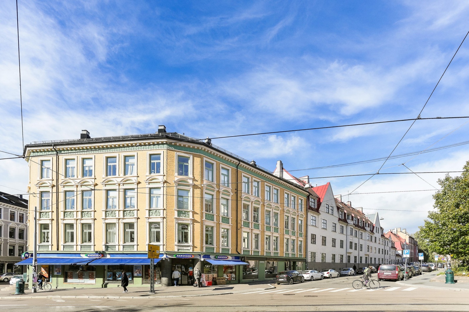 Her bor du med umiddelbar nærhet til alt av fasiliteter. Offentlig kommunikasjon er svært god, med både buss og trikk rett i nærheten Galleribilde