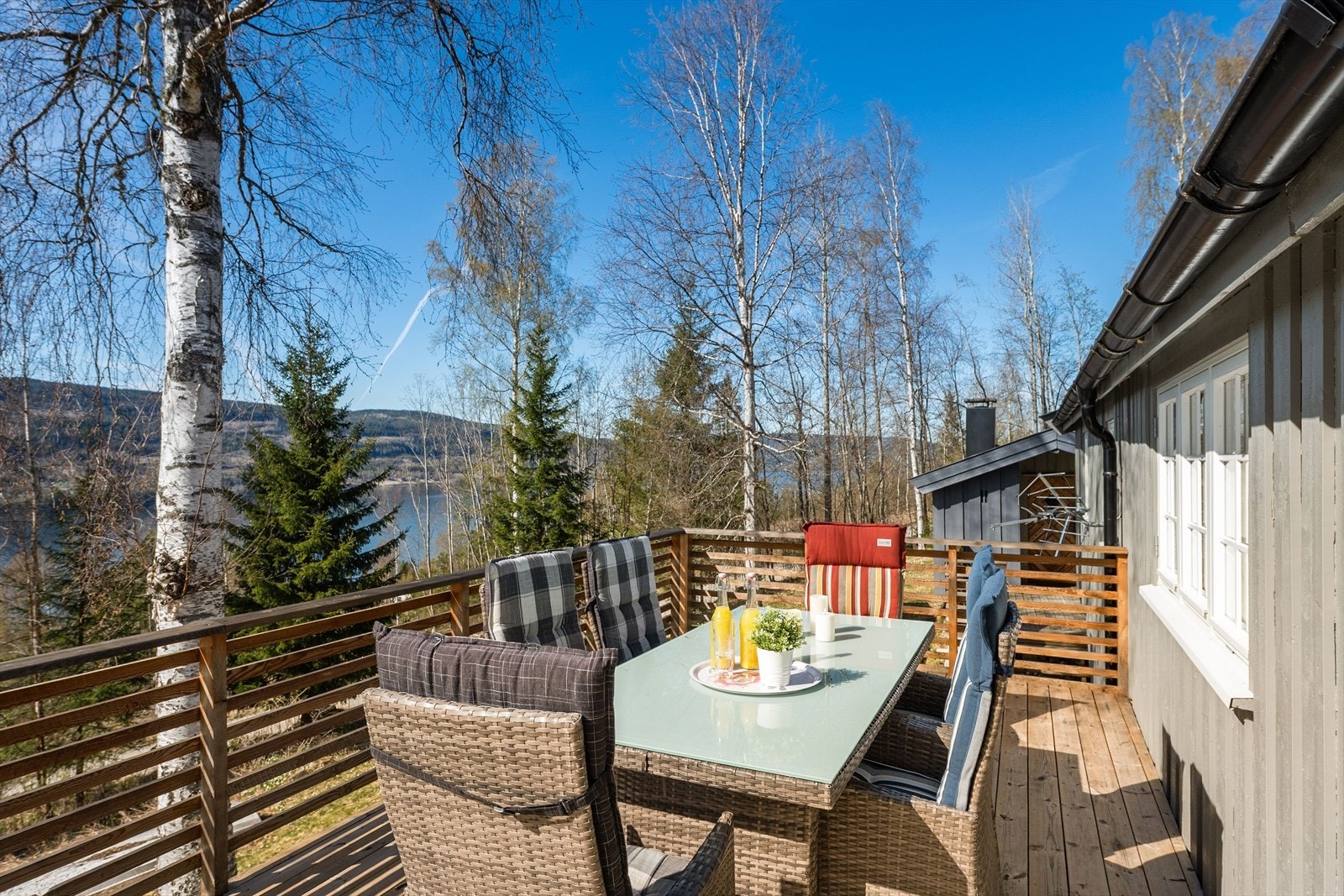 Terrasse med gode møbleringsmuligheter og flott utsikt over Randsfjorden Galleribilde