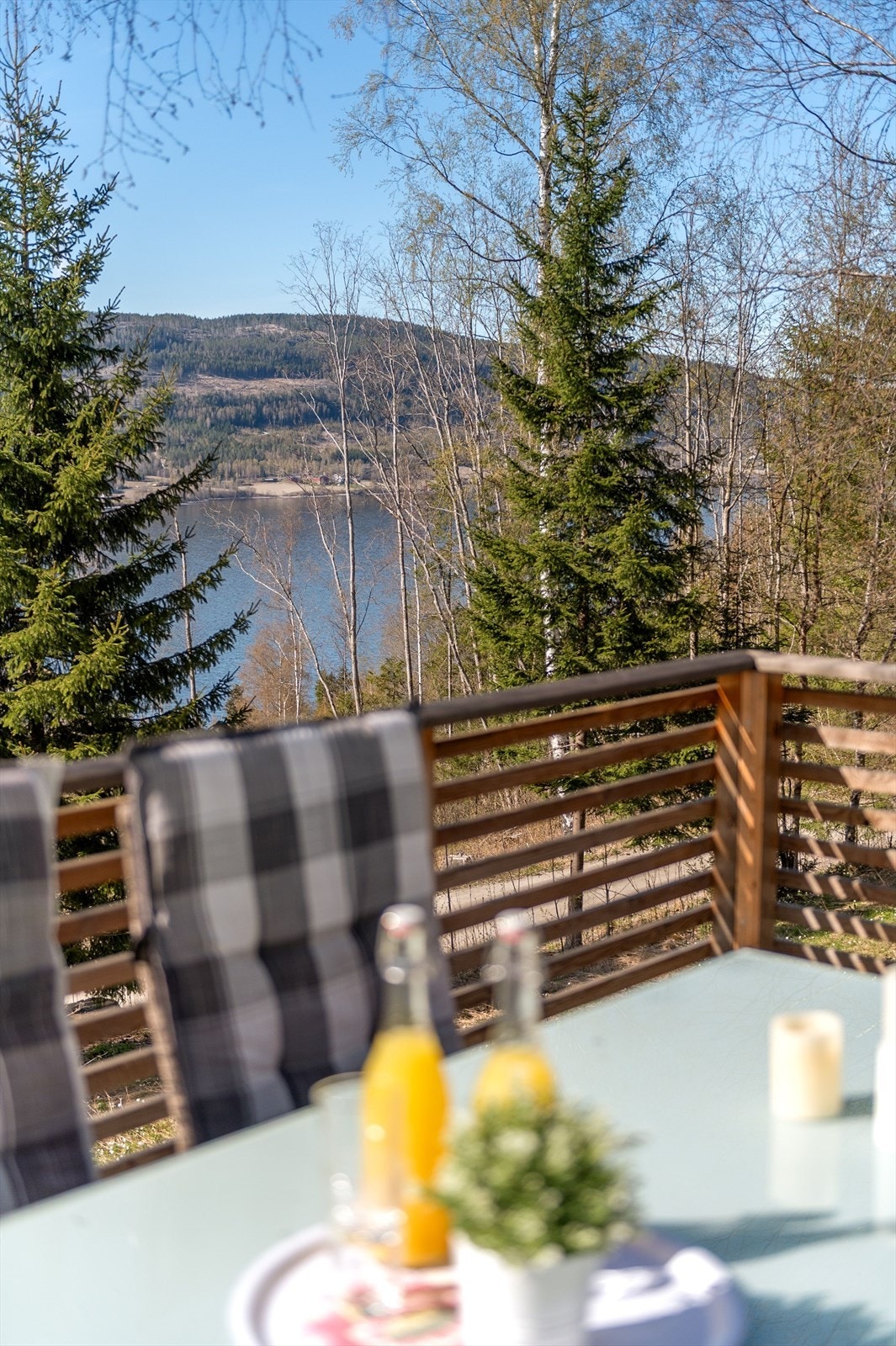 Her kan man nyte rolige stunder på terrassen med utsikt over Randsfjorden - Velkommen på visning! Galleribilde