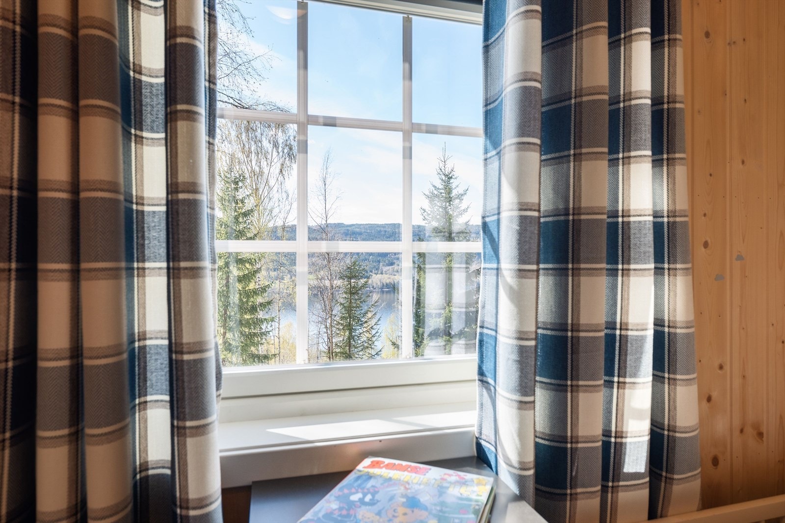 Våkn opp til utsikt mot Randsfjorden fra to av soverommene. Galleribilde