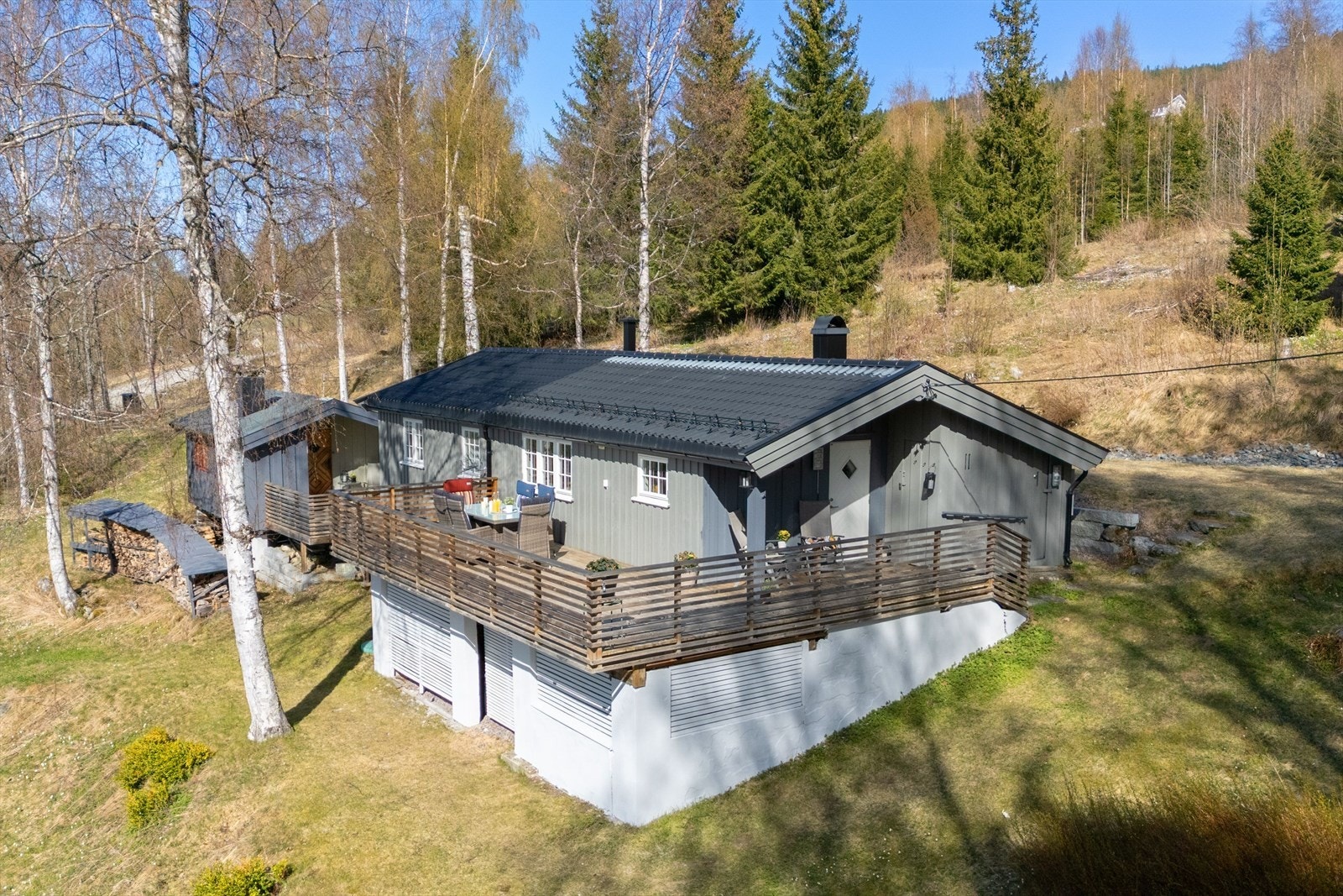 Et innbydende førsteinntrykk - her er det lett å finne roen - legg merke til de praktiske skilleveggene under terrassen som gir god plass til lagring. Galleribilde