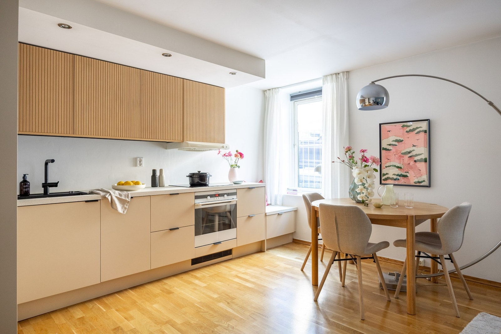 Utstyrt med platetopp, nedfelt kum, ettgreps blandebatteri, kombi kjøl/fryseskap, stekeovn og oppvaskmaskin. Galleribilde