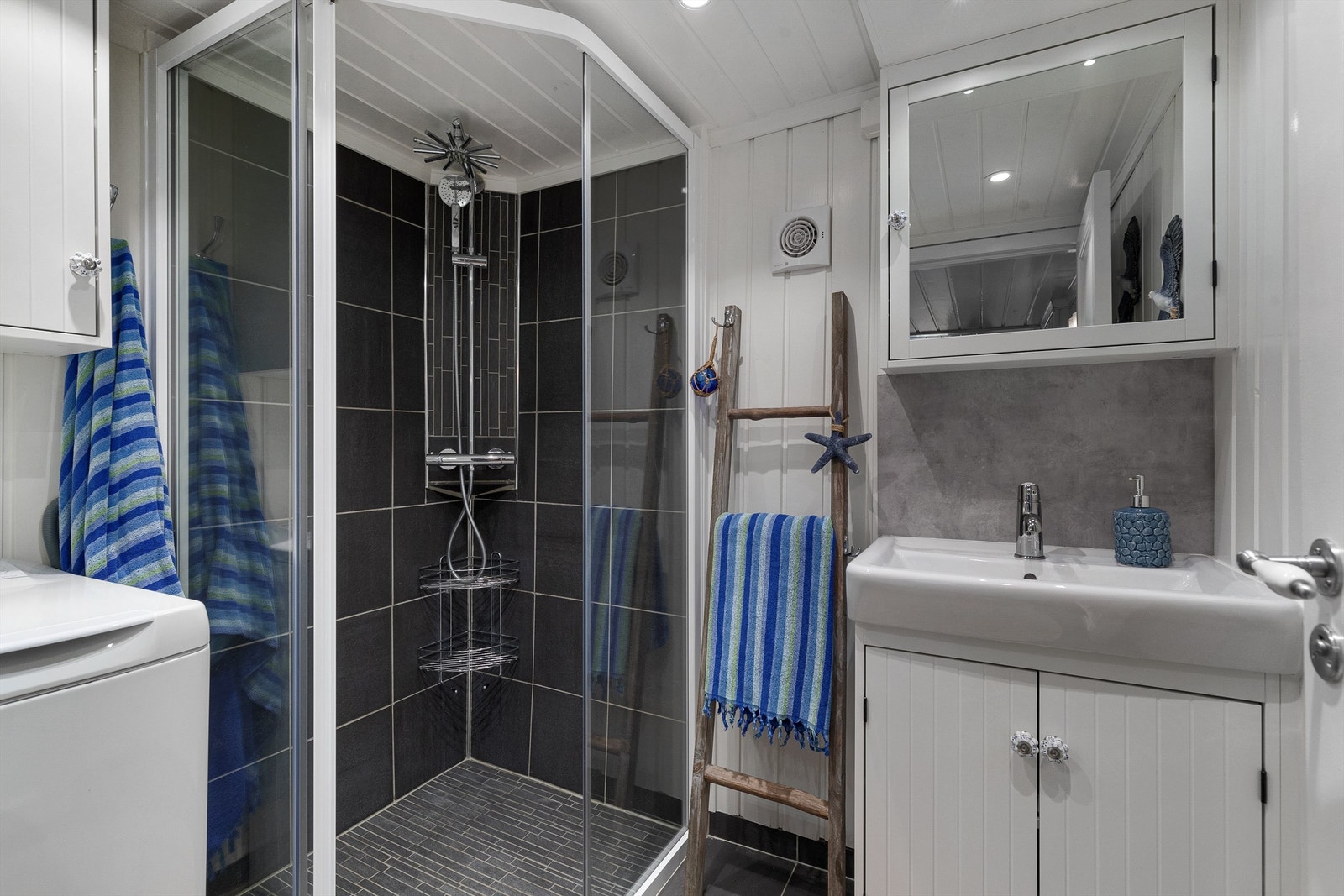 Pent flislagt bad med varme i gulv fra 2014. Badet har også opplegg for vaskemaskin Galleribilde