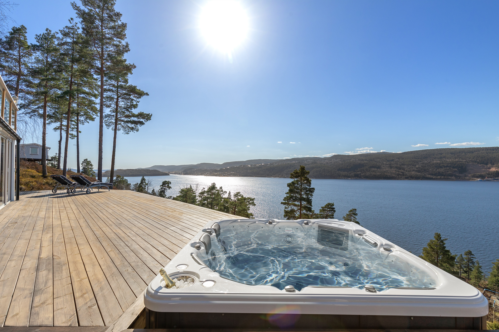 Hytta byr ikke bare på 180 kvm med terrasse, men også 180 grader med fjordutsikt og sol fra morgen til sent på kveld. Foto: Stener Widnes Galleribilde