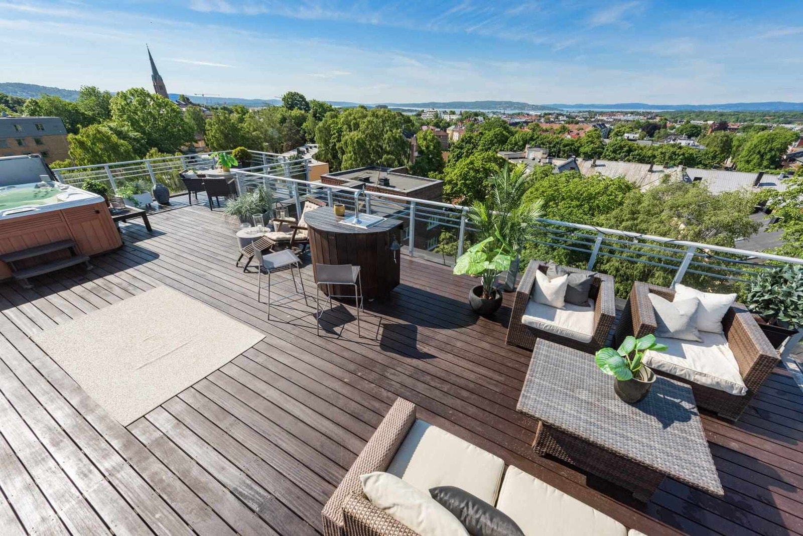 Takterrassen er på hele 77 kvm, så det er rikelig med areal til ønsket møblement. Galleribilde