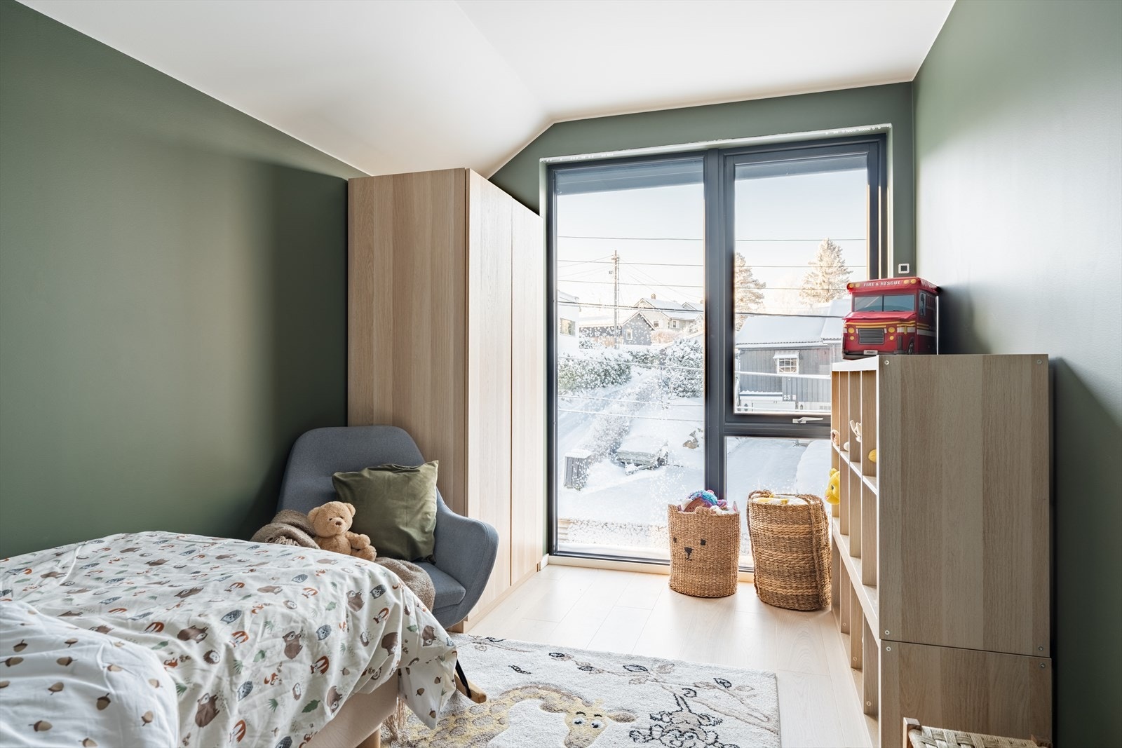 Barnerom 3 - Grønne vegger (Jotun Northern Mystic), store vindusflater og blackout-curtains med smartstyring. Galleribilde