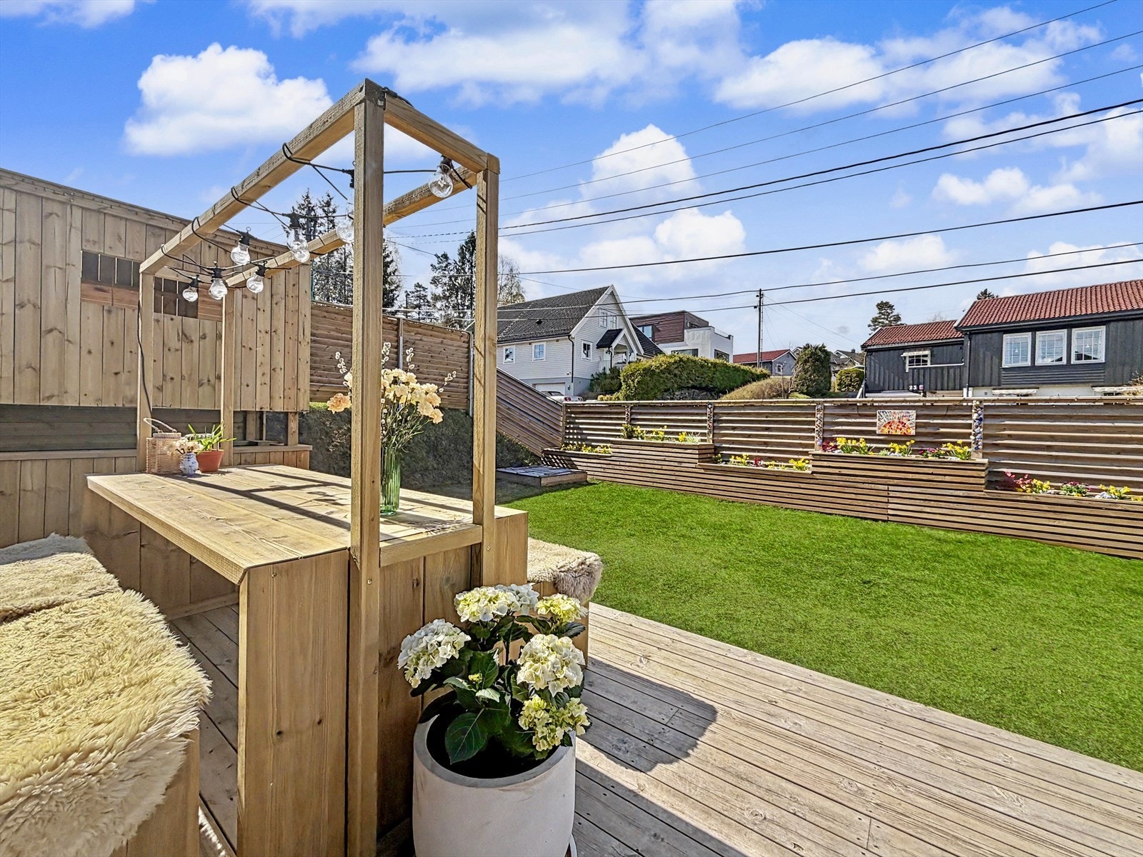 En trygg og skjermet hage med plass til lek, snømannen og sommerdagene. Lekestuen er et høydepunkt for barna - og samtidig har du full oversikt fra terrasse og kjøkken. Rasta er et barnevennlig område med kort vei til skoler, butikker og idrettsanlegg. Galleribilde