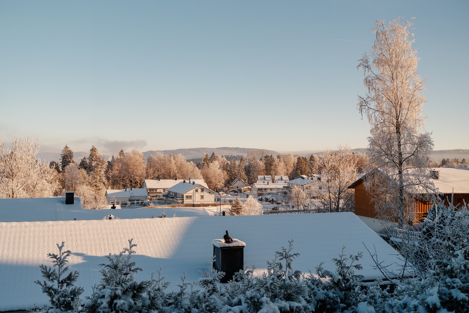 Å våkne til denne utsikten gjør det litt lettere å stå opp om morgenen. Suite-følelse i eget hjem. Fra sengen har du direkte tilgang til eget bad og walk-in garderobe. Galleribilde