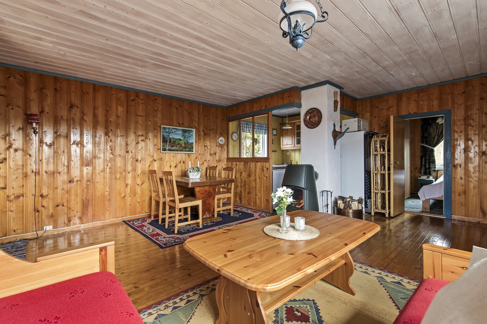 Rommet har god plass til både en sofagruppe og en egen spiseplass. Galleribilde