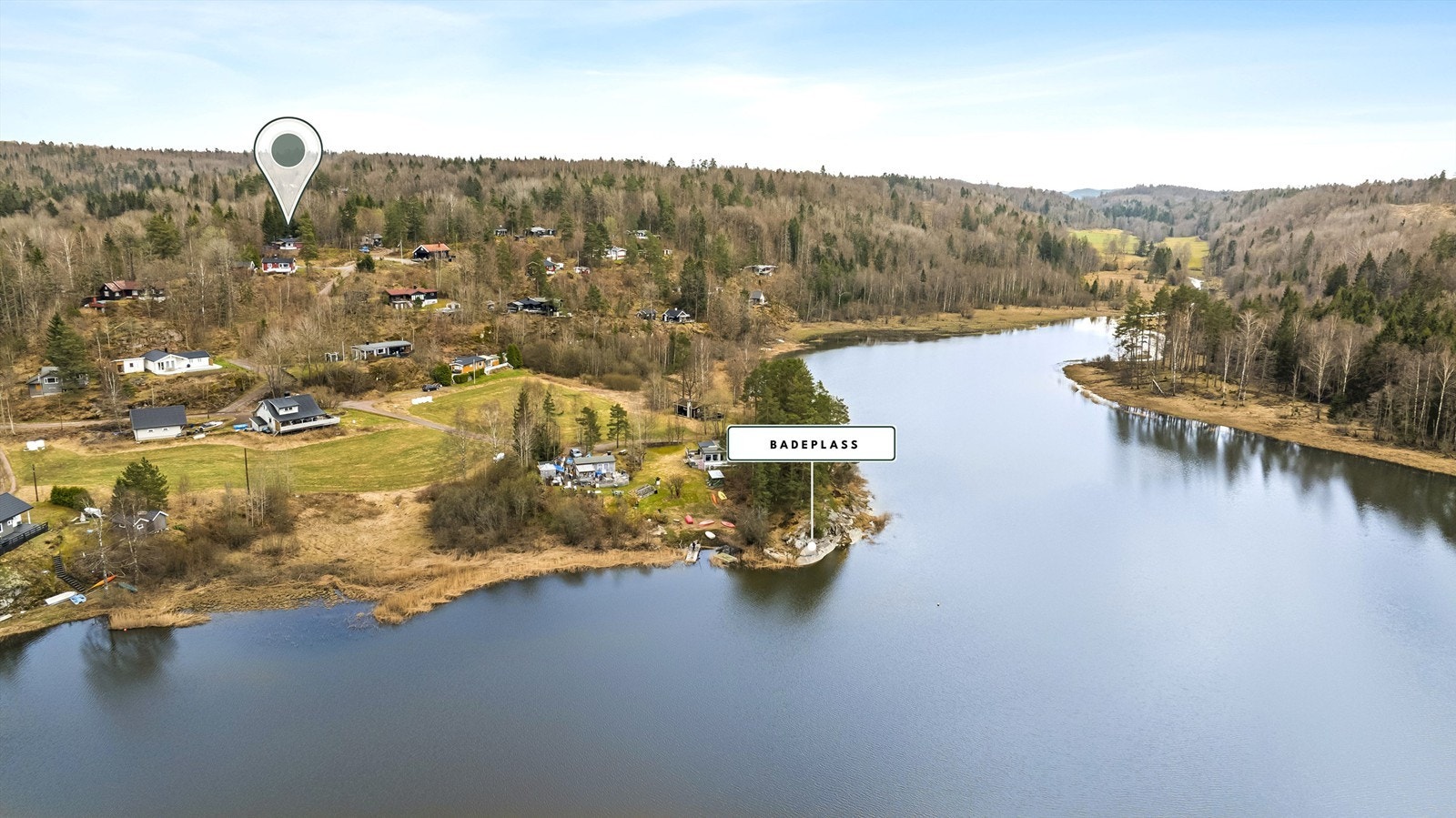 Velkommen til Buarveien 129! En idyllisk og solrik fritidseiendom med utsikt over Askjemvannet, perfekt for å finne fred og ro. Galleribilde