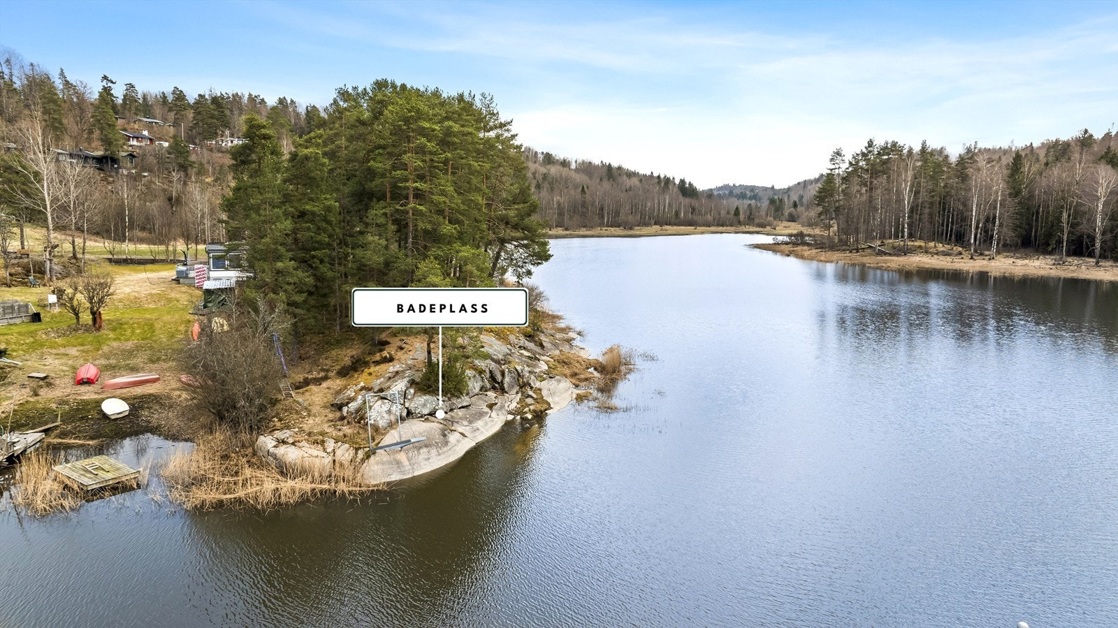 En kort spasertur tar deg ned til felles badeplass med svaberg ved Askjemvannet. Galleribilde