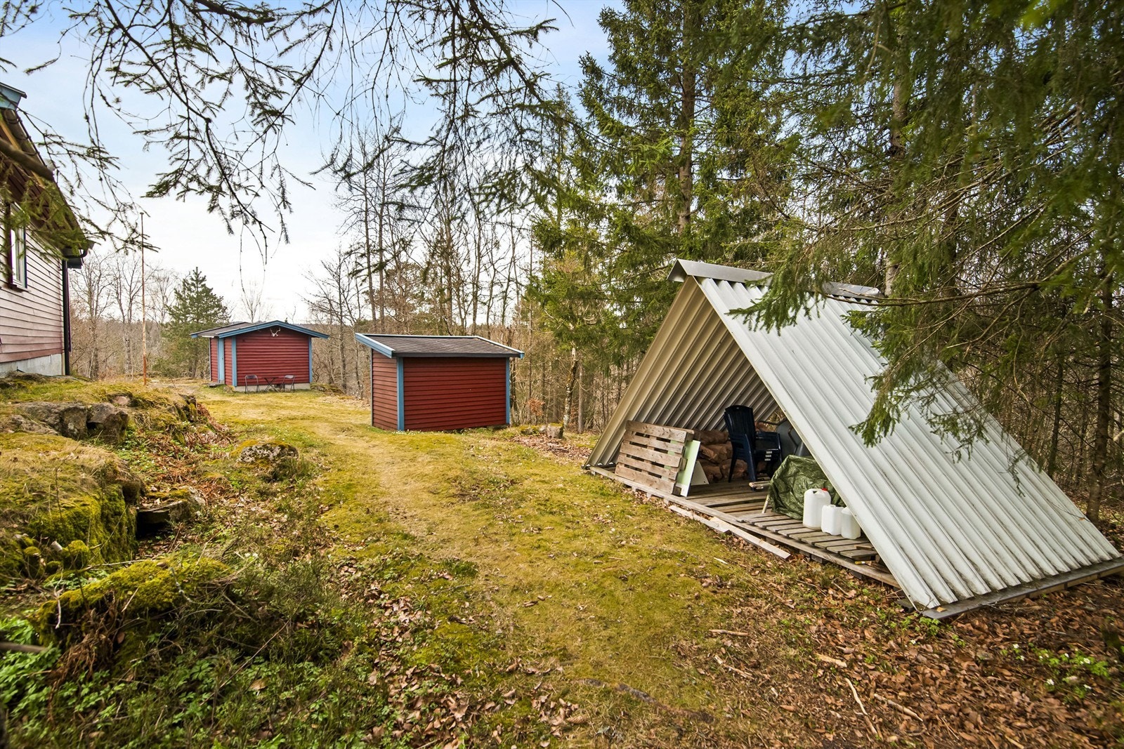 Eiendommen ligger i et skrånende terreng på en naturtomt med fjell i grunnen. Galleribilde