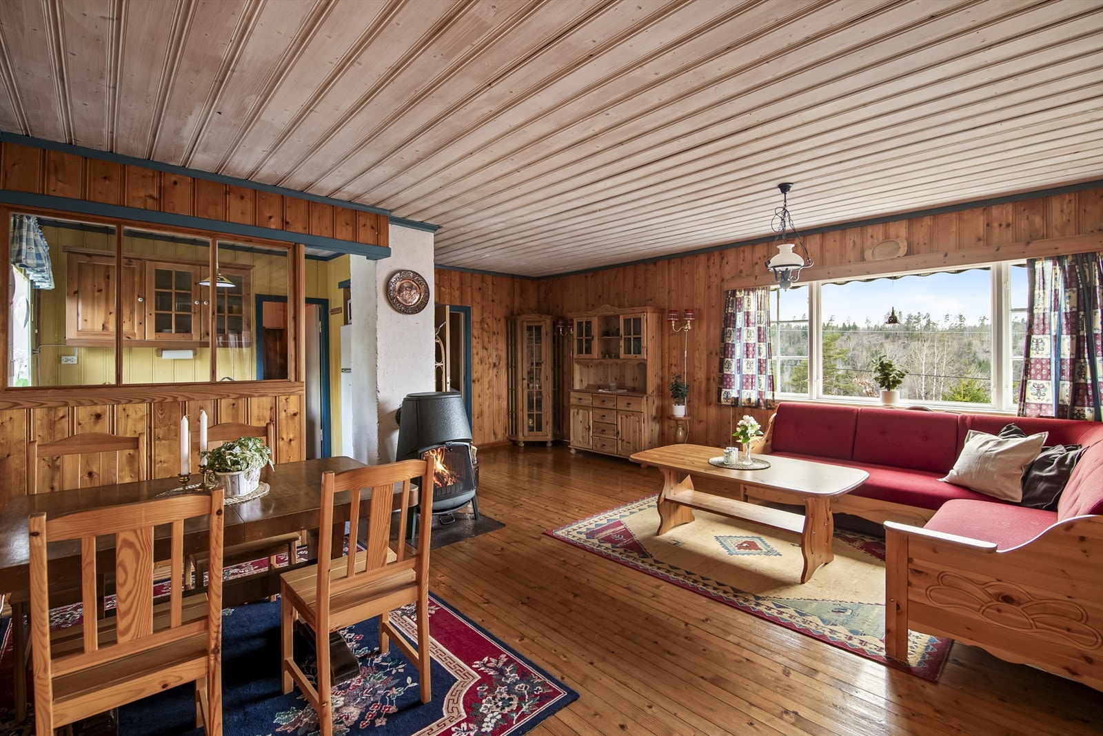 Fra stuen har man en fin utsikt mot Askjemvannet og det omkringliggende landskapet. Galleribilde