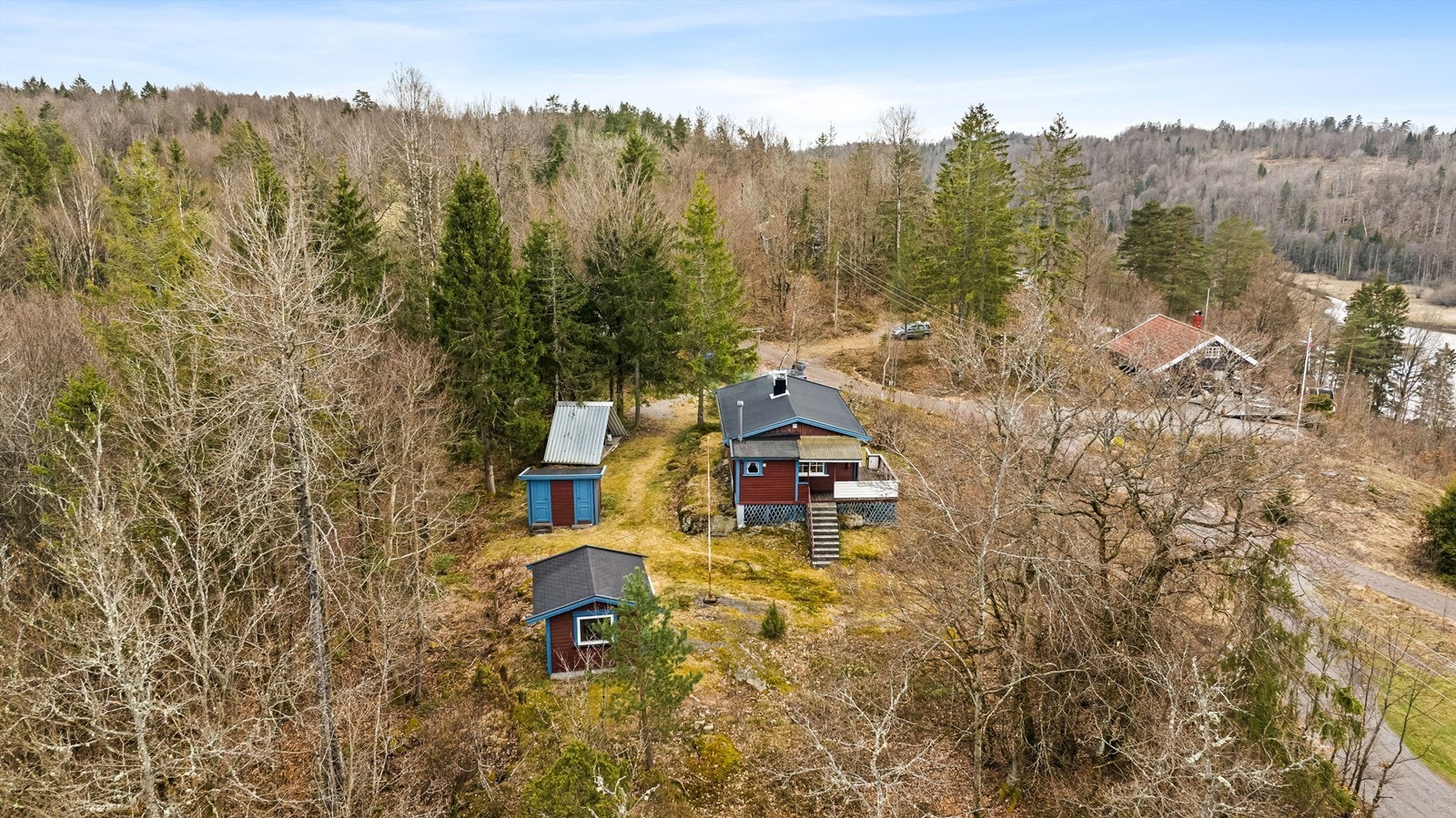 Hytta ligger usjenert til, omgitt av skog og natur. Galleribilde