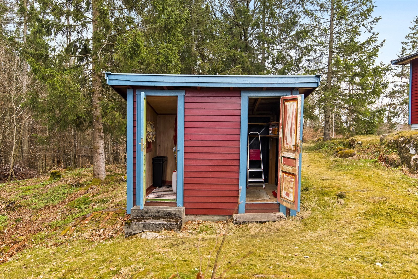 Den utvendige boden på 5 m² gir god plass til oppbevaring av hageredskap og utstyr. Galleribilde