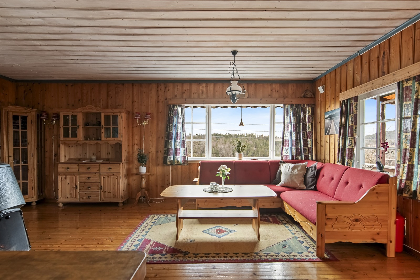 De store vinduene slipper inn godt med dagslys og rammer inn utsikten. Galleribilde