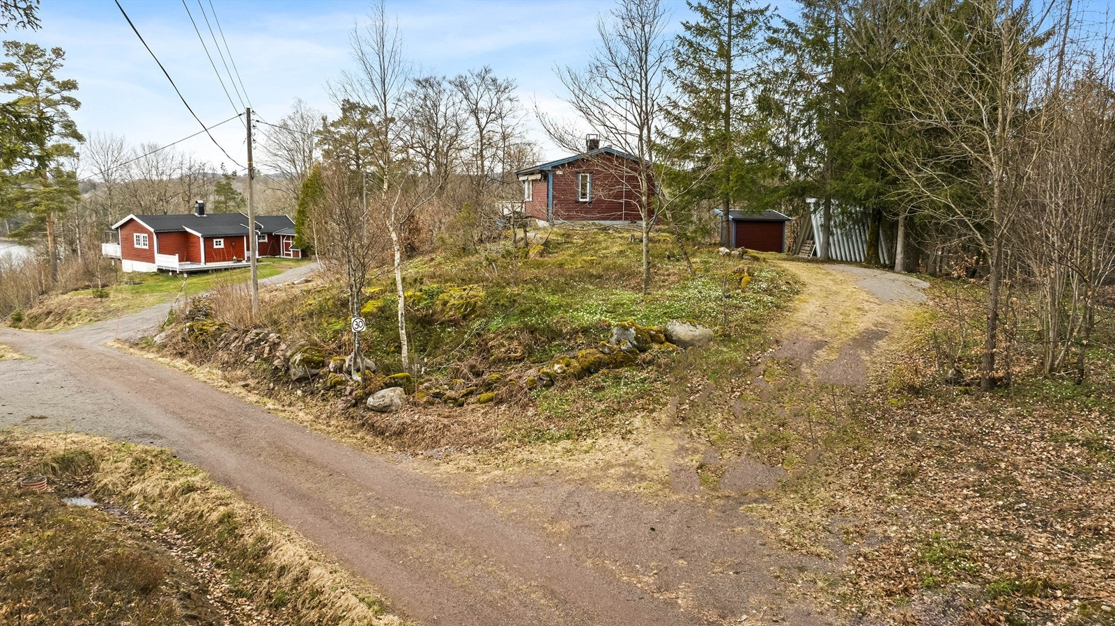 Eiendommen har enkel adkomst fra Buarveien med parkering på egen tomt. Galleribilde