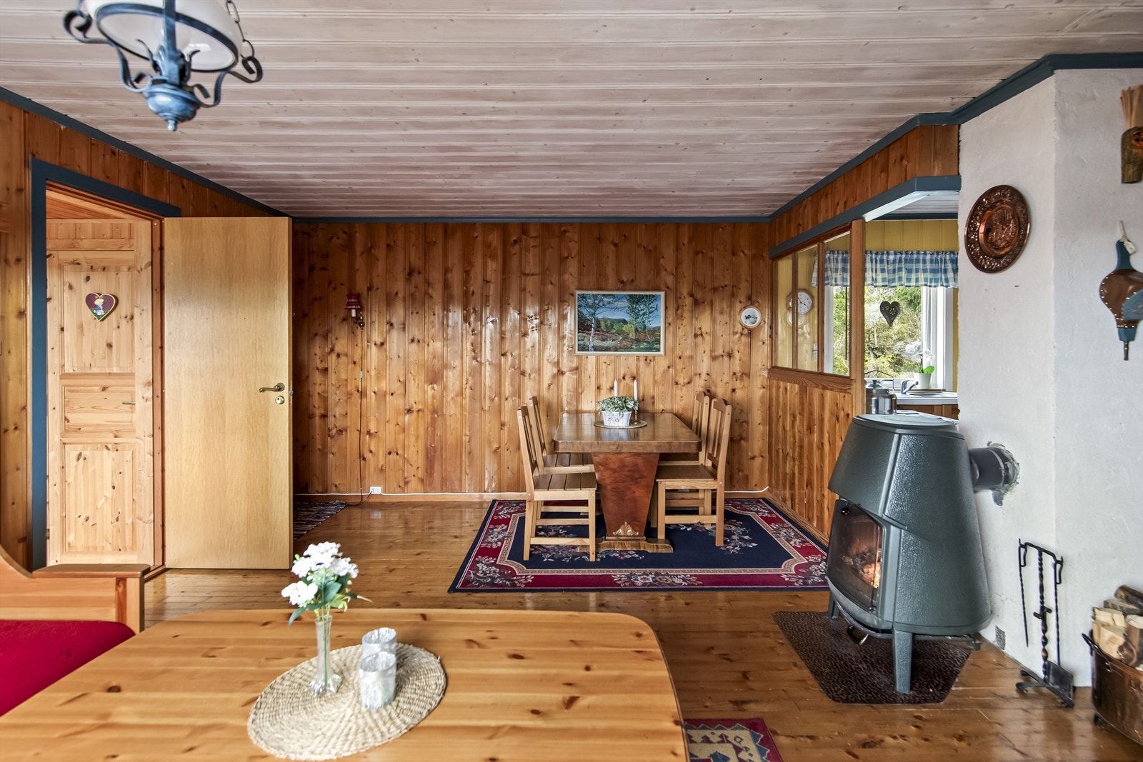 Gjennomgående materialbruk med furu og trepanel gir en helhetlig og tradisjonell hyttestil. Galleribilde
