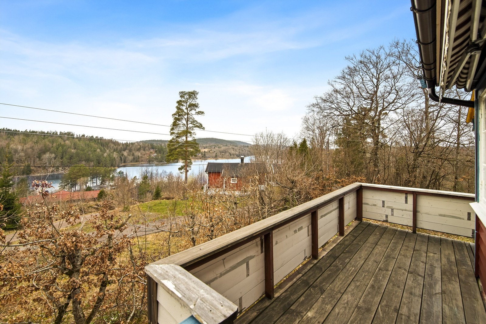 Fra den vestvendte terrassen på 9 m² kan du nyte utsikten over Askjemvannet. Galleribilde