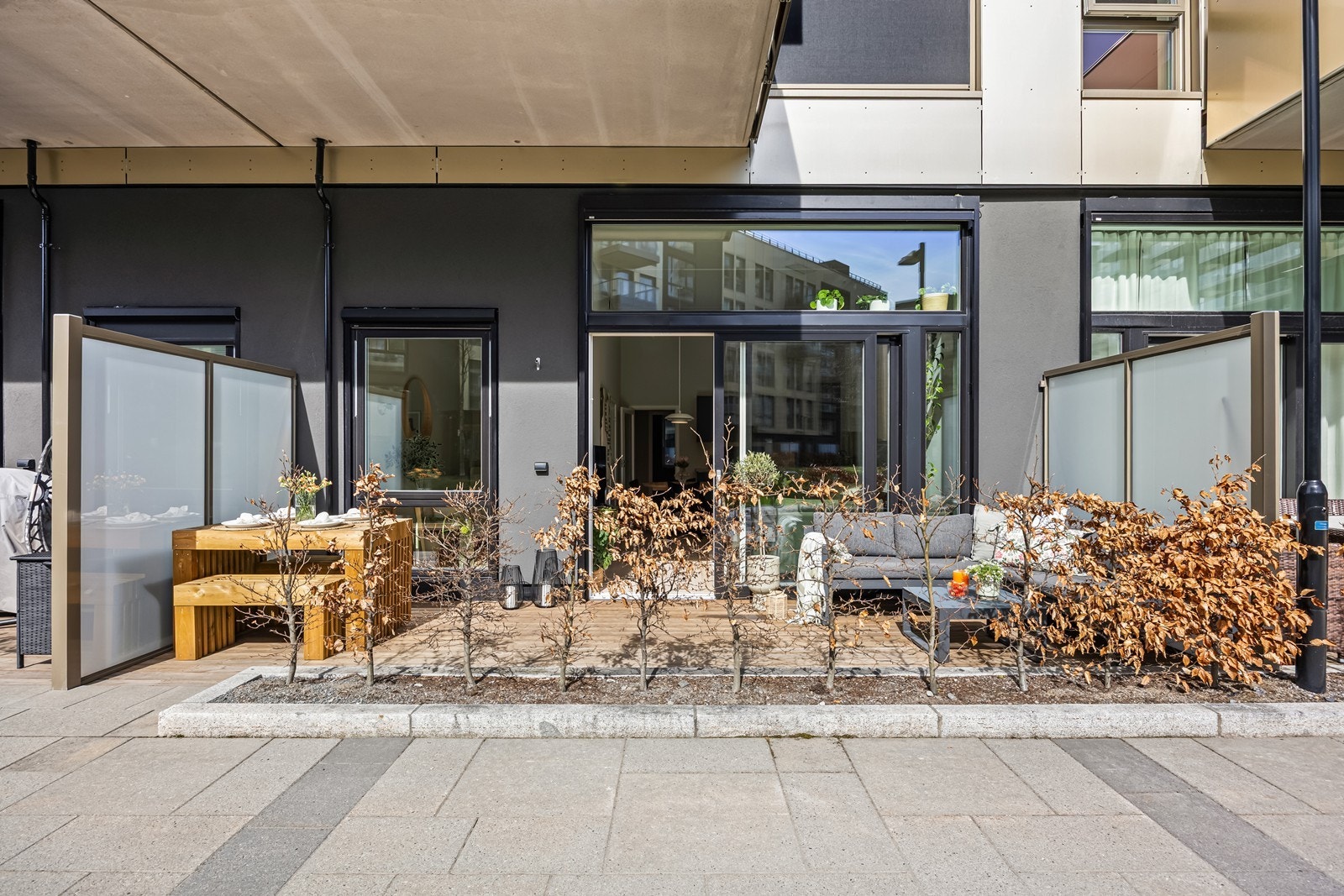 Her kan du enkelt skape en koselig uteoase med utemøbler, beplantning og en gassgrill. Galleribilde