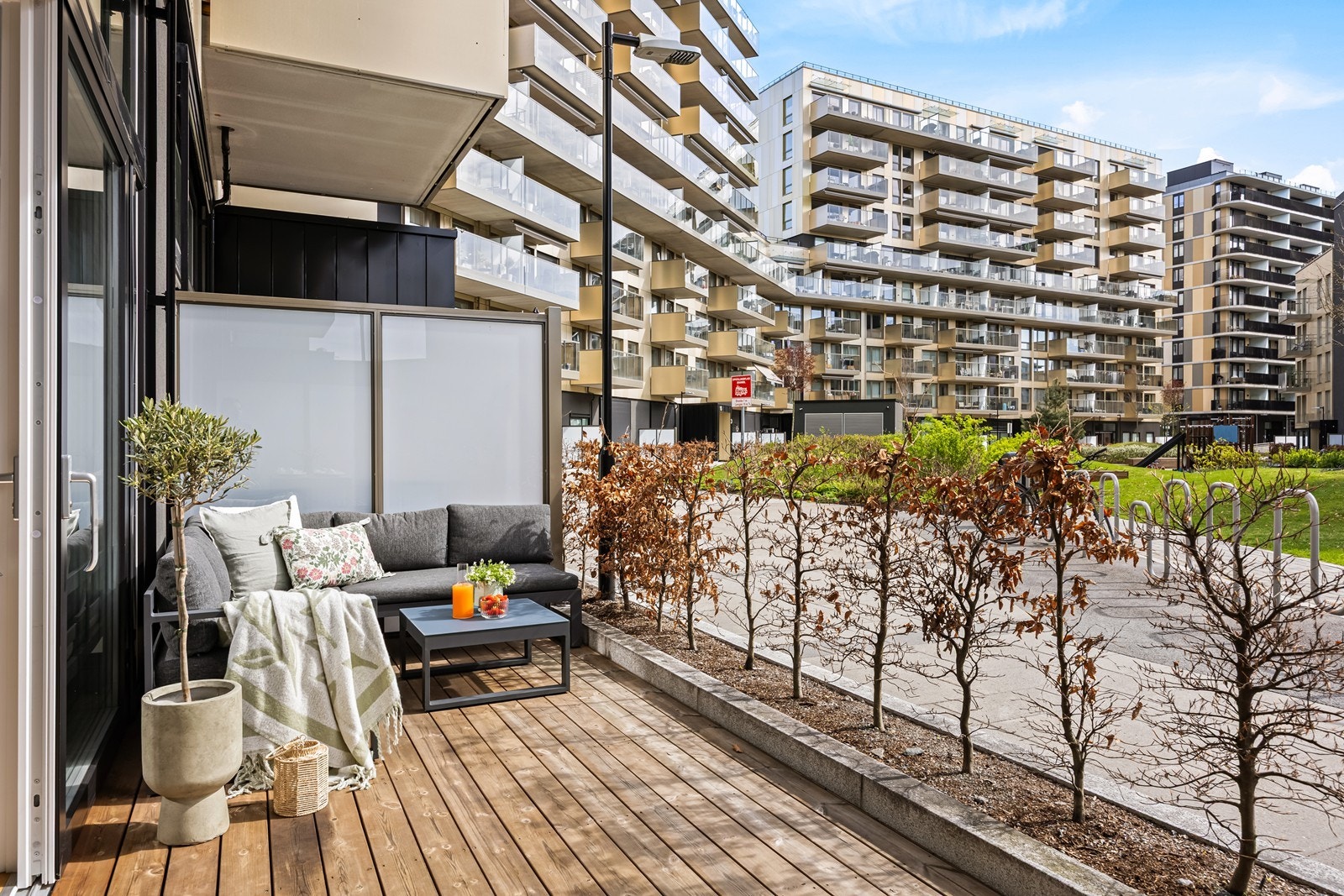 Leiligheten har direkte utgang til en privat markterrasse, vendt mot et pent opparbeidet og rolig fellesområde; perfekt for avslapning og sosiale stunder og svært praktisk sted for barnevognen etter en bedre tur i nærområdet. Galleribilde