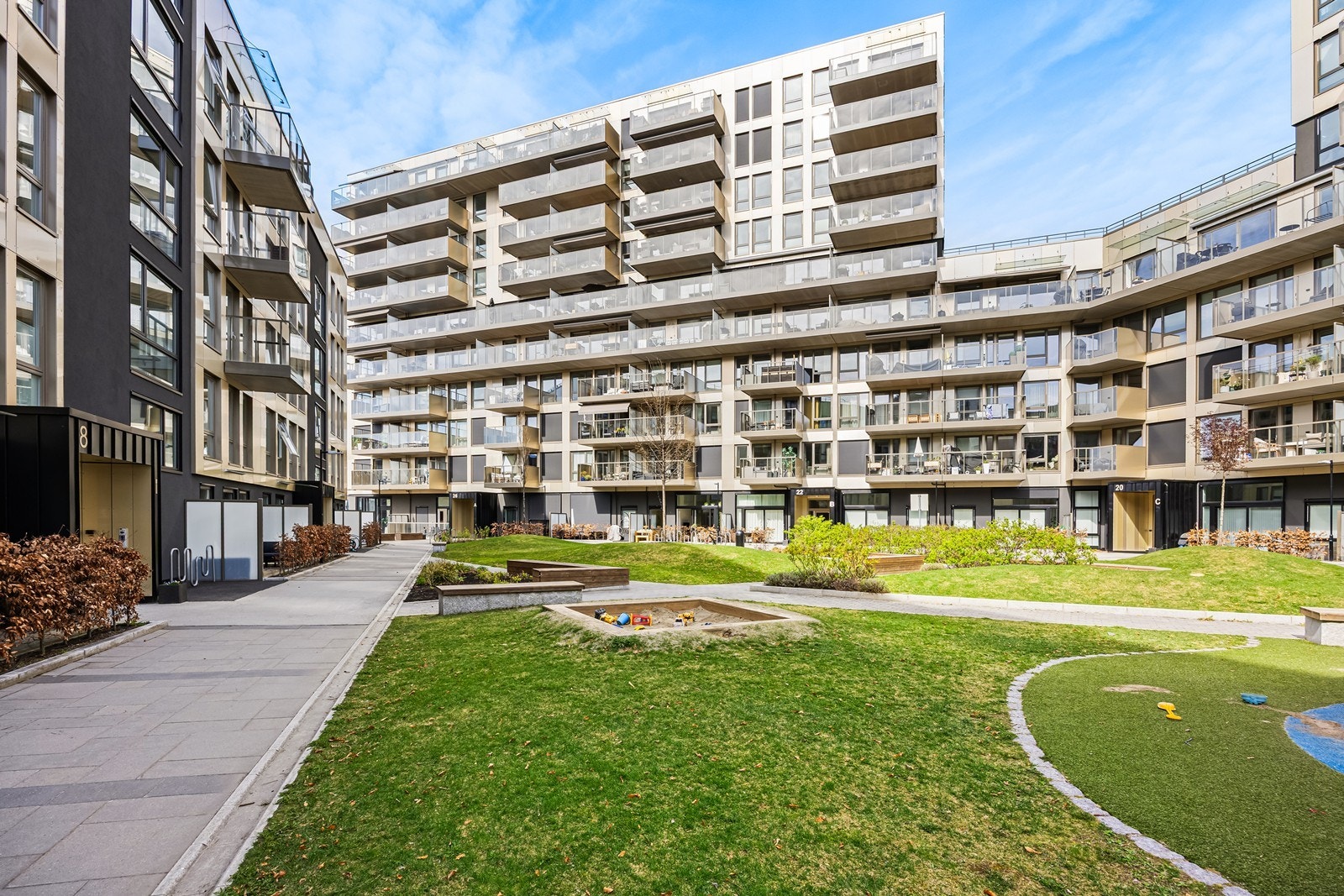Sameiet består av 250 boligseksjoner og 6 næringsseksjoner, inkludert en underjordisk garasjekjeller med 111 parkeringsplasser organisert som egen næringsseksjon (parkeringsseksjonen). Galleribilde