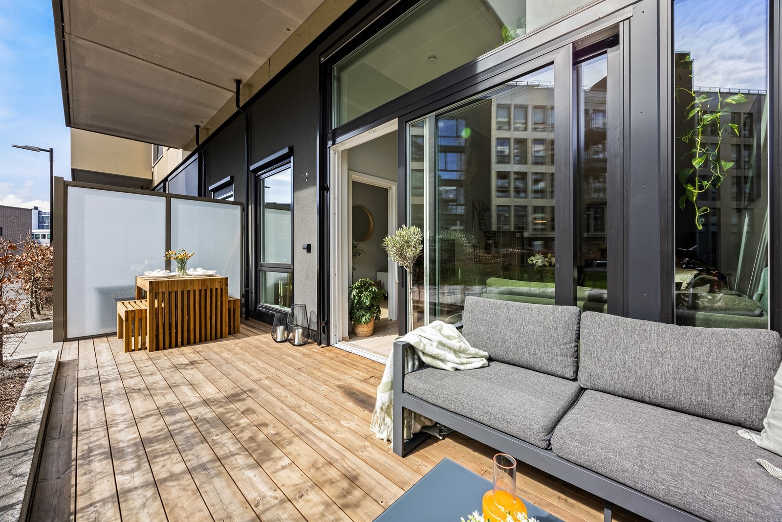 I vår- og sommerhalvåret blir balkongen en naturlig forlengelse av stuen, perfekt for hyggelige stunder med familie og venner. Galleribilde