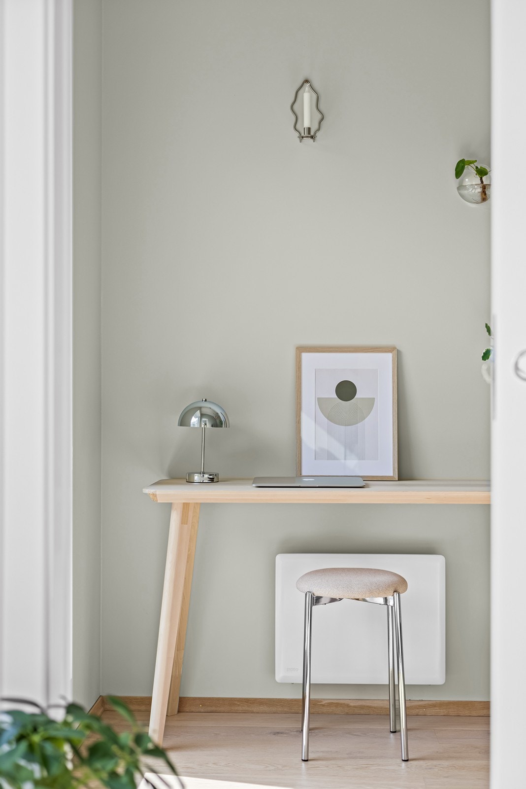 Egen arbeidssone - ideellt for hjemmekontor eller studier. Galleribilde
