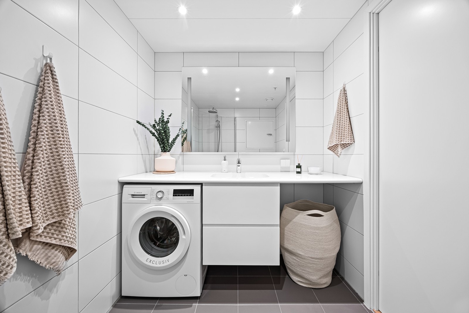 Det er opplegg for vaskemaskin og tørketrommel, og badet har balansert ventilasjon. Galleribilde