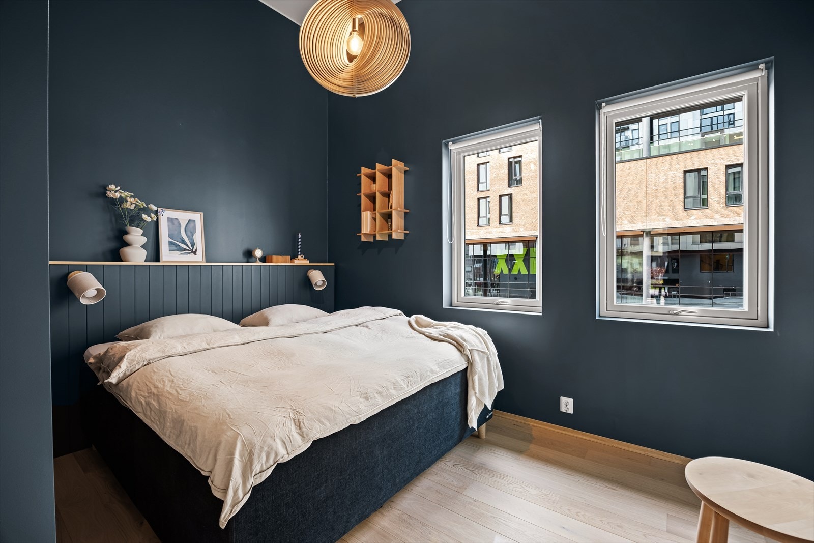 Et delikat og behagelig master bedroom preges av en rolig atmosfære, der veggene er malt i en myk og harmonisk blåfarge som skaper en følelse av fred og velvære. Galleribilde