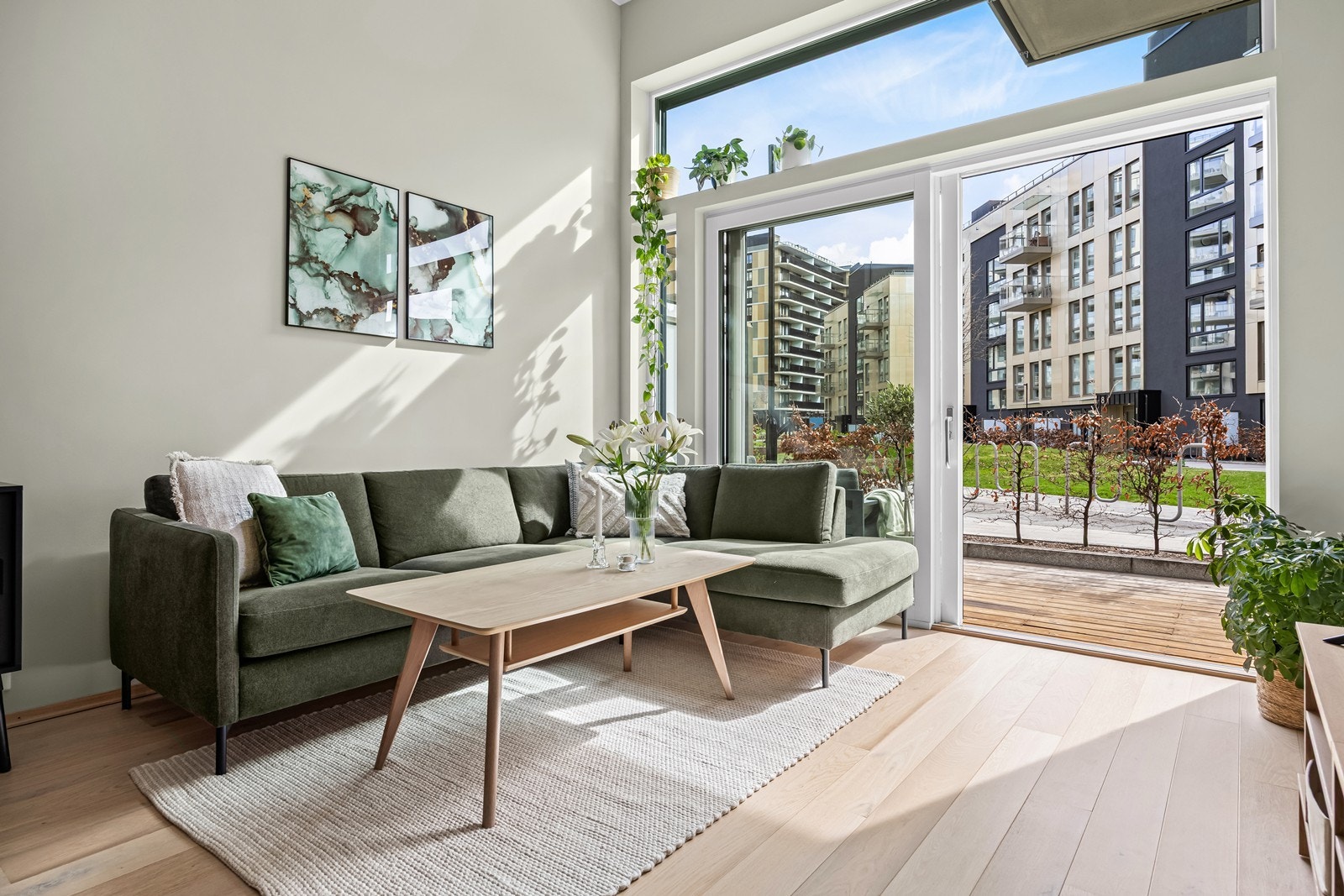 Selger opplyser at de selv ble positivt overrasket over både sol- og lysforholdene i leiligheten. Samtidig som de har satt stor pris på hvor stille og rolig det er i sameiet, og i bakgården. Galleribilde