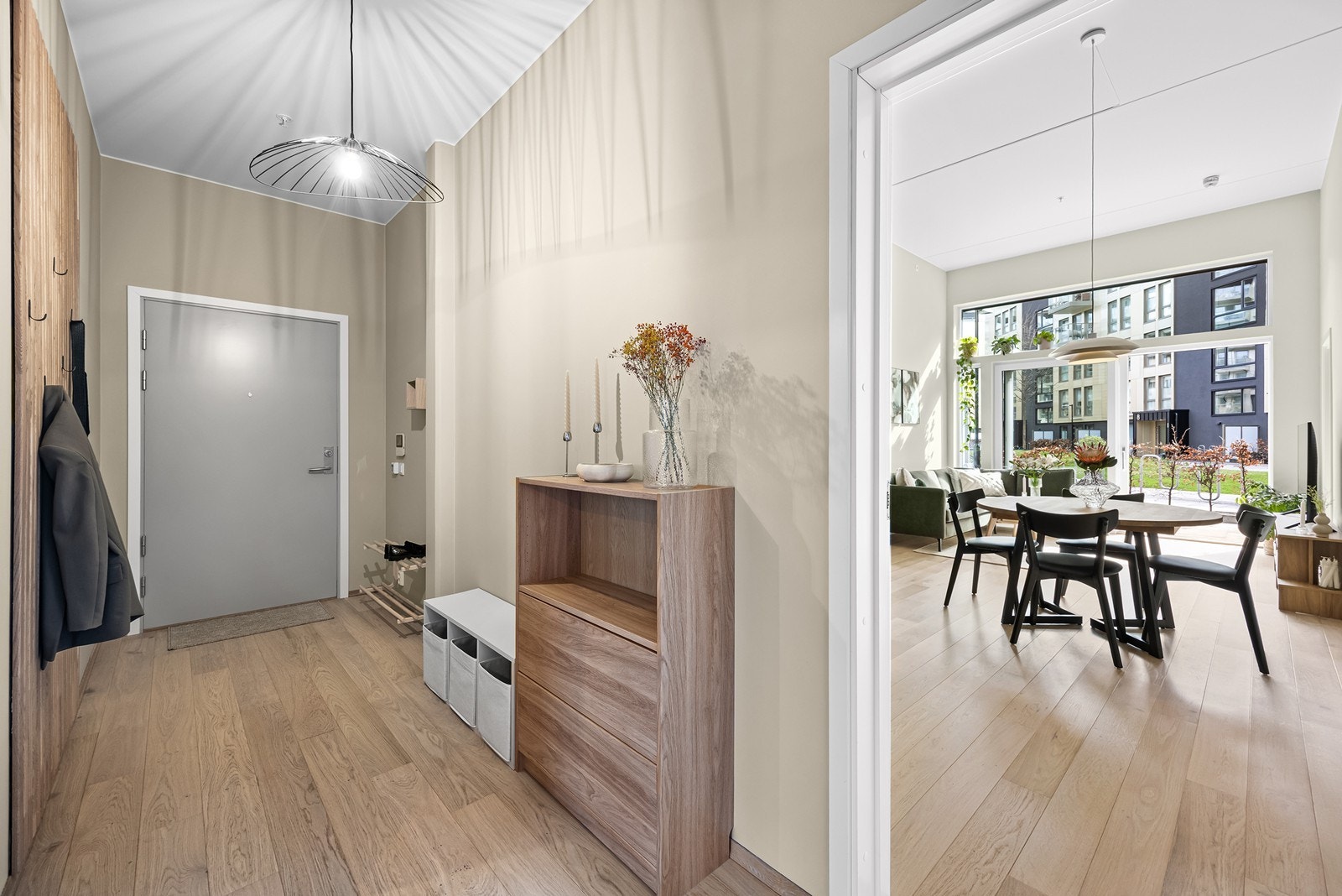 Dette er en moderne og arealeffektiv leilighet med gjennomgående gode kvaliteter, unik takhøyde og en attraktiv beliggenhet - her ligger alt til rette for å trives! Galleribilde