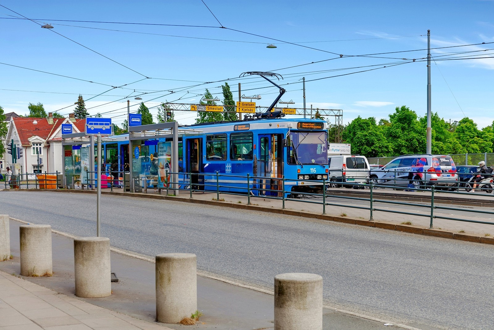 Området er godt dekket med offentlig transport. Storo er et knutepunkt for kollektiv transport, og man kan velge mellom trikk, buss, T-bane, flybuss eller tog, alt innenfor få minutters gangavstand. Galleribilde