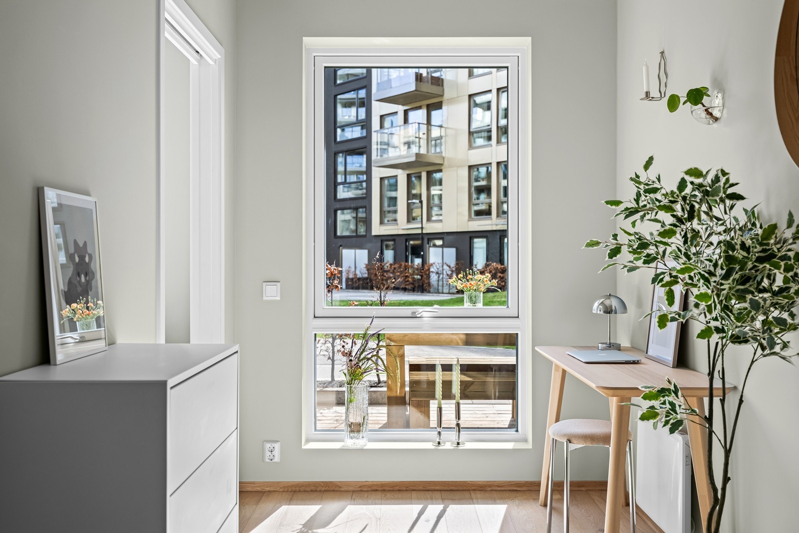 Et lyst og innbydende soverom med store vindusflater som slipper inn rikelig med dagslys, kombinert med moderne og behagelige fargetoner. Rommet er utstyrt med solskjerming for optimal komfort. Galleribilde