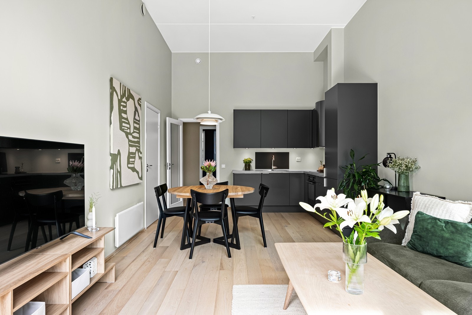Kjøkkenet er meget delikat og sosialt utformet, perfekt for både hverdagsliv og hyggelige sammenkomster. Galleribilde