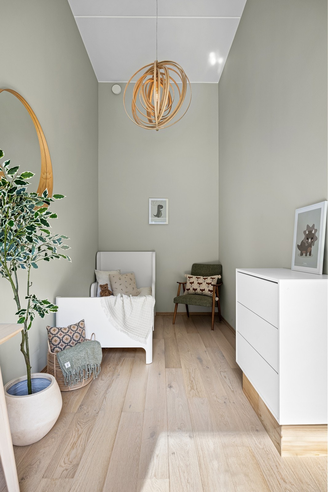 Fra stuen er det adkomst til soverom II - et romslig og fleksibelt rom med plass til både seng og garderobe. Galleribilde