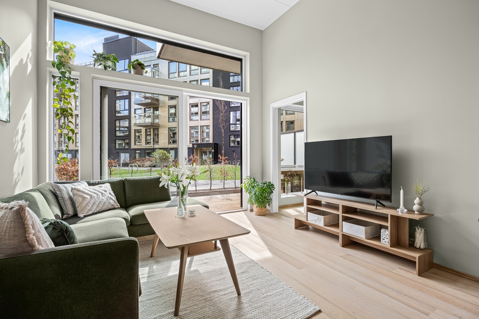 Det er belagt pen en-stavs parkett gjennom hele boligen, som bidrar til det moderne og delikate helhetsinntrykket. Skyvedørsbalkongdøren har 3-lags glass, og vinduene har 3- lags press glass, produsert i 2019. Galleribilde