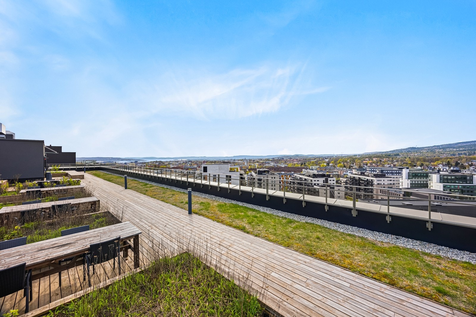 Beboerne i sameiet kan nyte solen hele dagen fra flere flotte felles takterrasser med nydelig utsikt. Her er det muligheter til å invitere til sosiale sammenkomster på varme sommerdager om man ønsker det. Galleribilde