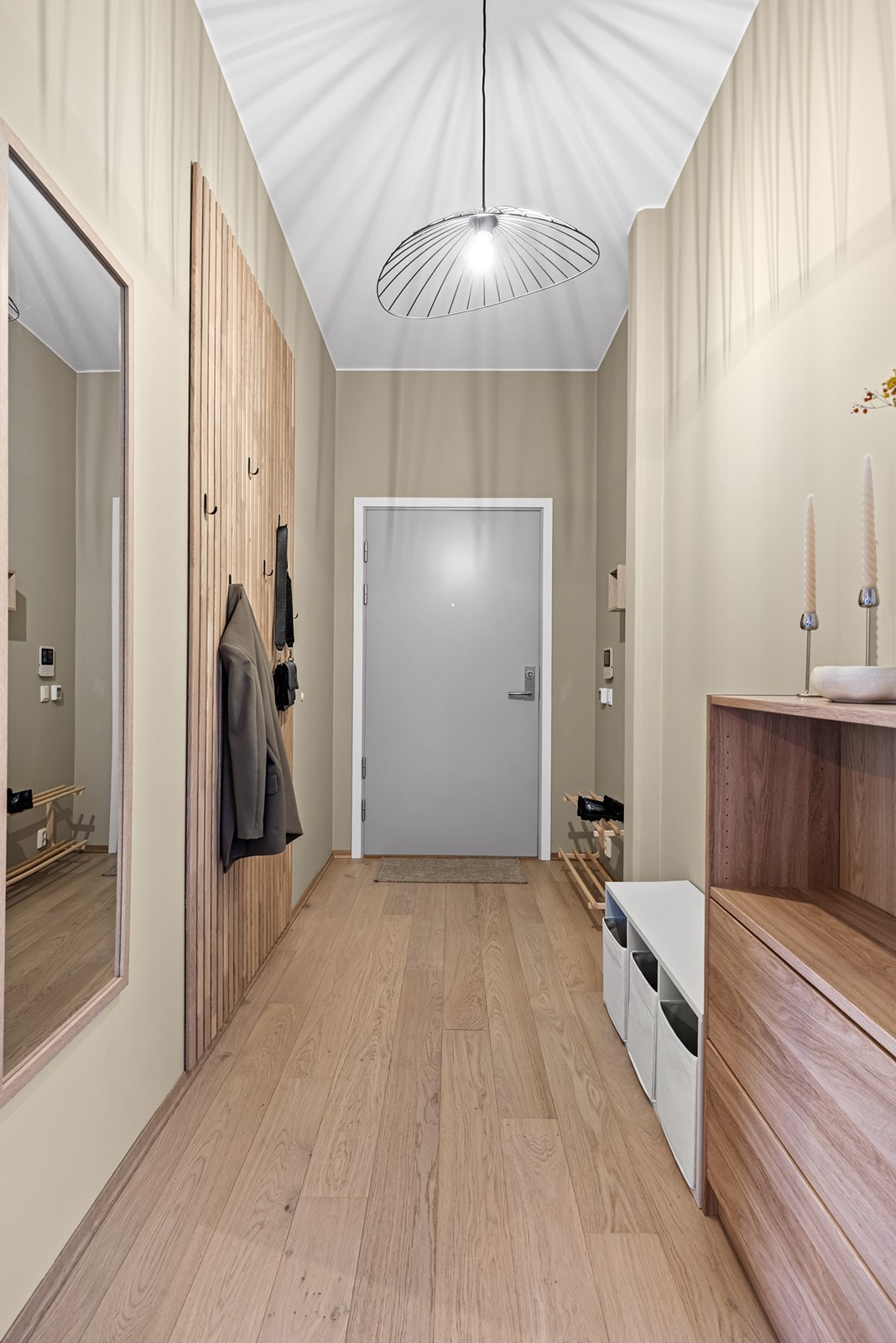 Ved inngang blir du møtt av en lys og luftig gang med god takhøyde på ca. 2,90 meter. Entréen har praktiske løsninger for oppbevaring av yttertøy og sko, og gir et svært innbydende førsteinntrykk. Galleribilde