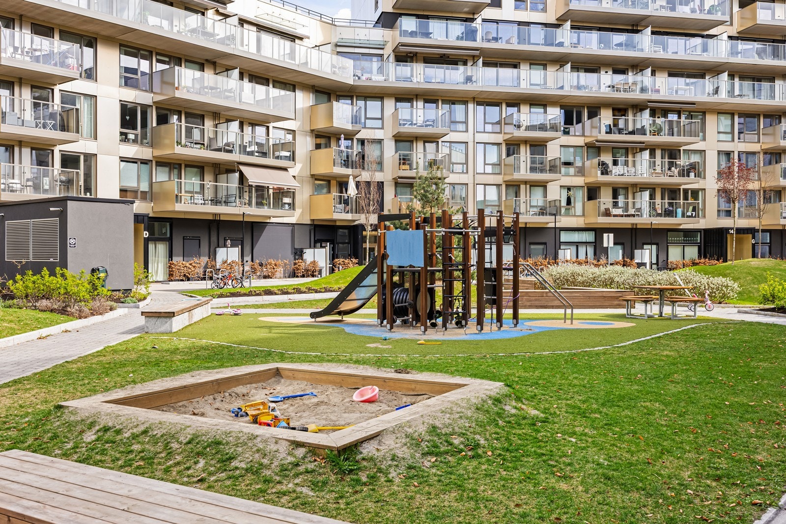 Sameiet har et pent fellesområde opparbeidet med gressplen, trær, prydbusker og variert beplantning, asfalterte internveier, sittegrupper, sykkelparkering og lekeapparater. Fellesområdene fremstår velholdte og ivaretas av profesjonell gartnertjeneste. Galleribilde
