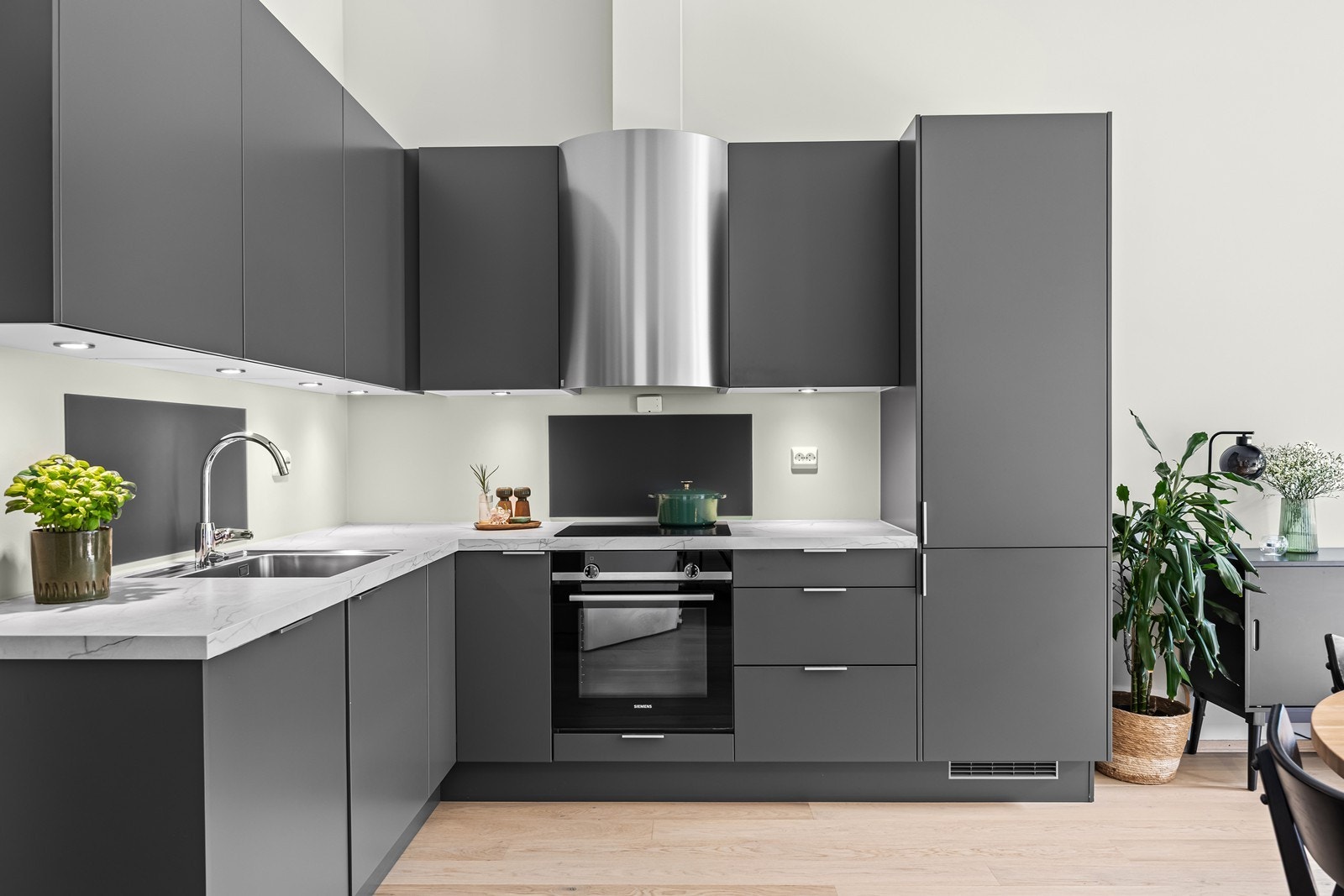 Kjøkkenet er utstyrt med integrerte hvitevarer som kjøl/fryseskap, platetopp, stekeovn og oppvaskmaskin. Det er installert vannstoppsystem og komfyrvakt for økt sikkerhet. Ventilator er montert over kokeplass. Galleribilde