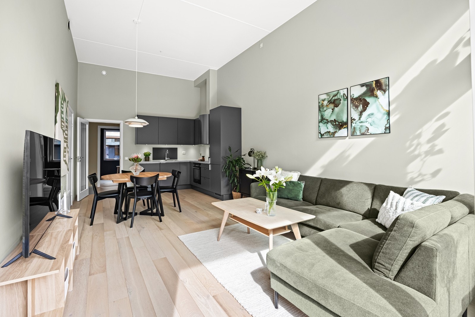 Takhøyden her i stuen ble målt til generøse 3,70 m og 2,90 m i entréen. Galleribilde