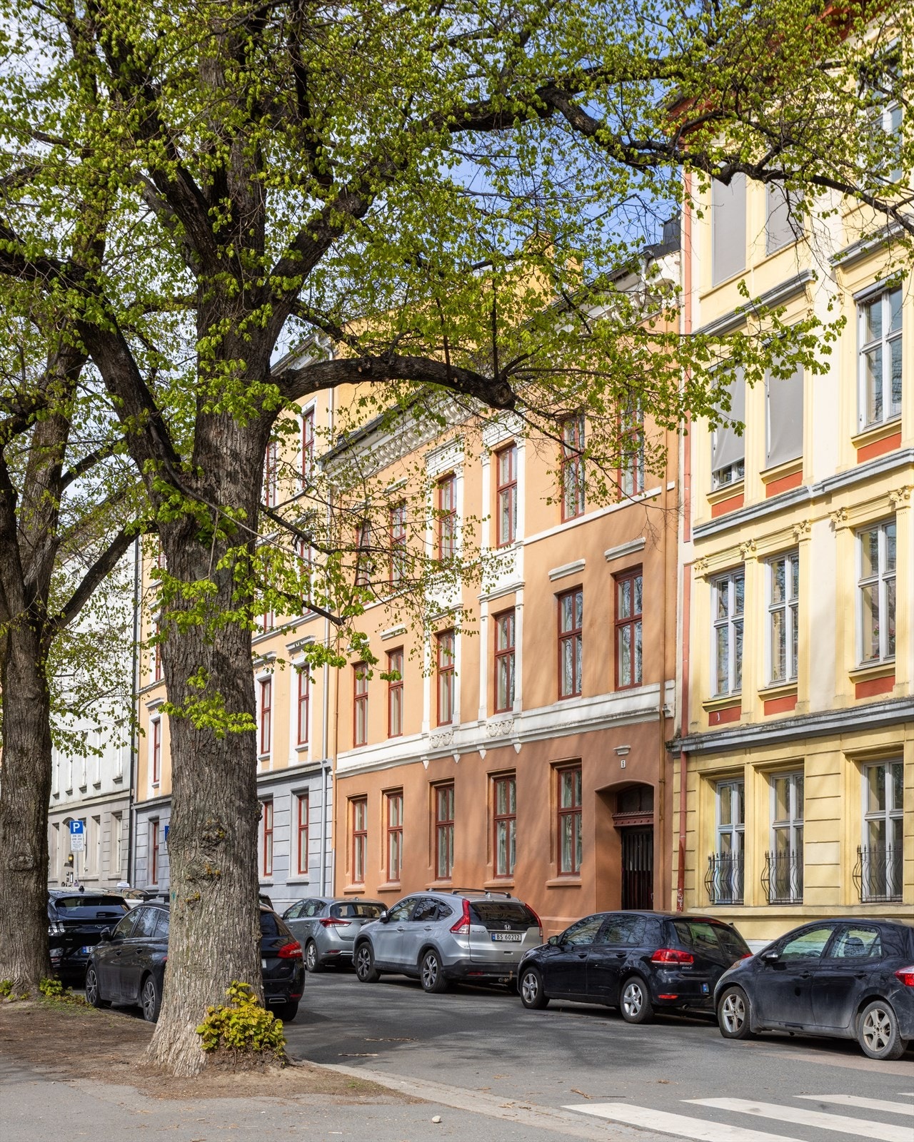 Dette er en sjelden mulighet til å sikre seg en sjarmerende leilighet i en klassisk bygård med frodig bakgård - midt i hjertet av Grünerløkka, med et inkluderende og hyggelig bomiljø. Galleribilde