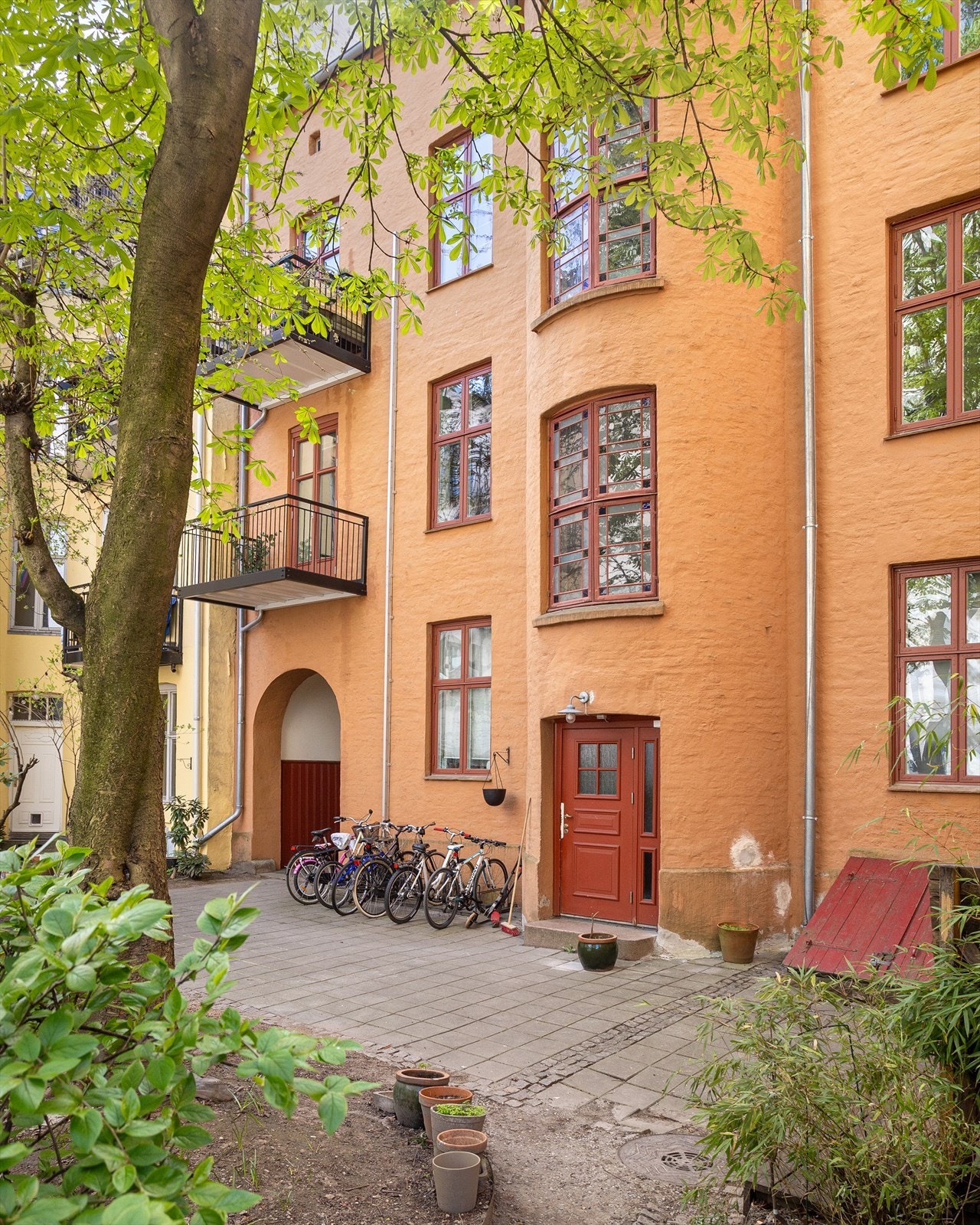 Leiligheten er en del av et lite og oversiktlig borettslag bestående av totalt 13 leiligheter, hvorav 5 i Fossveien 5. Her oppleves et godt naboskap preget av tilhørighet, engasjement og stolthet for de historiske bygårdene. Galleribilde